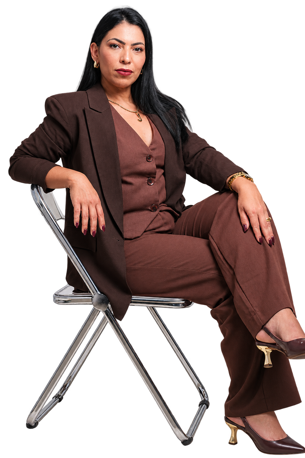 Jamilla Salviano sentada em uma cadeira