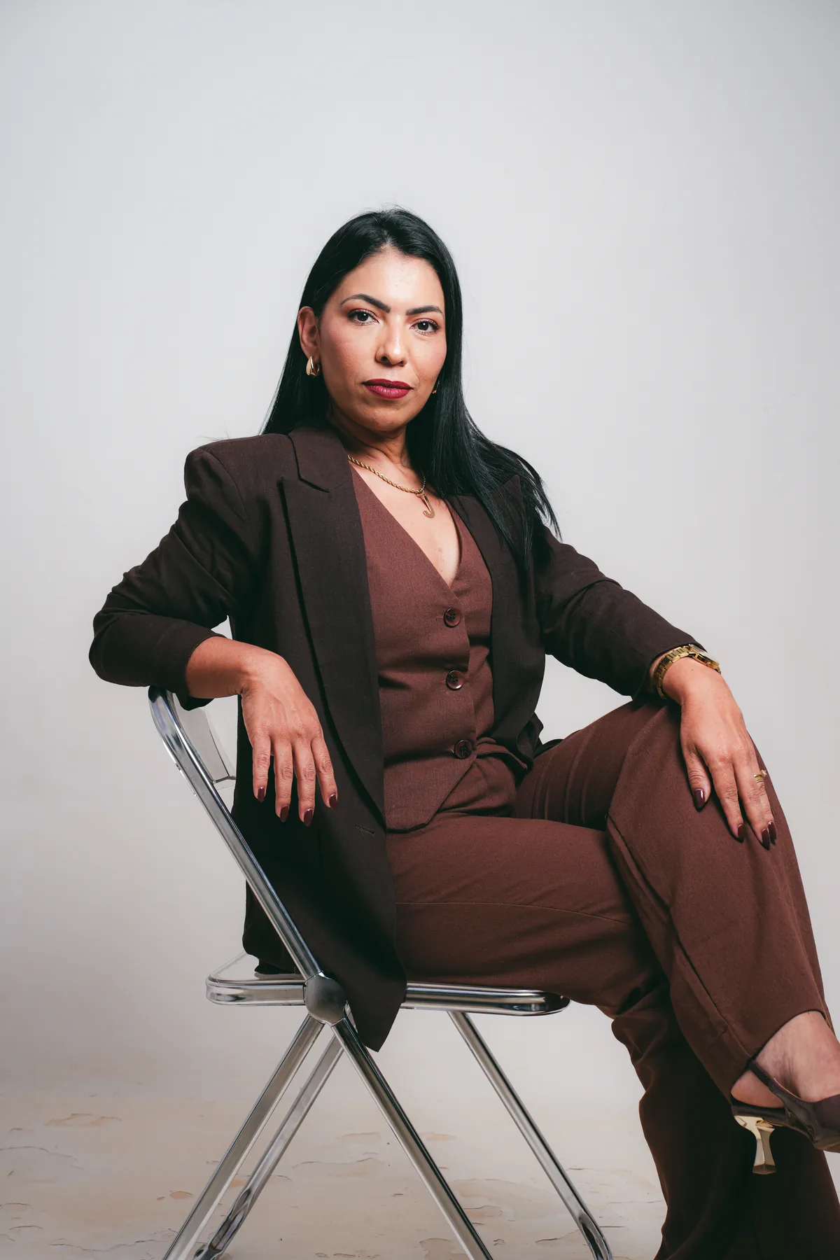 Jamilla Salviano sentada em retrato editorial