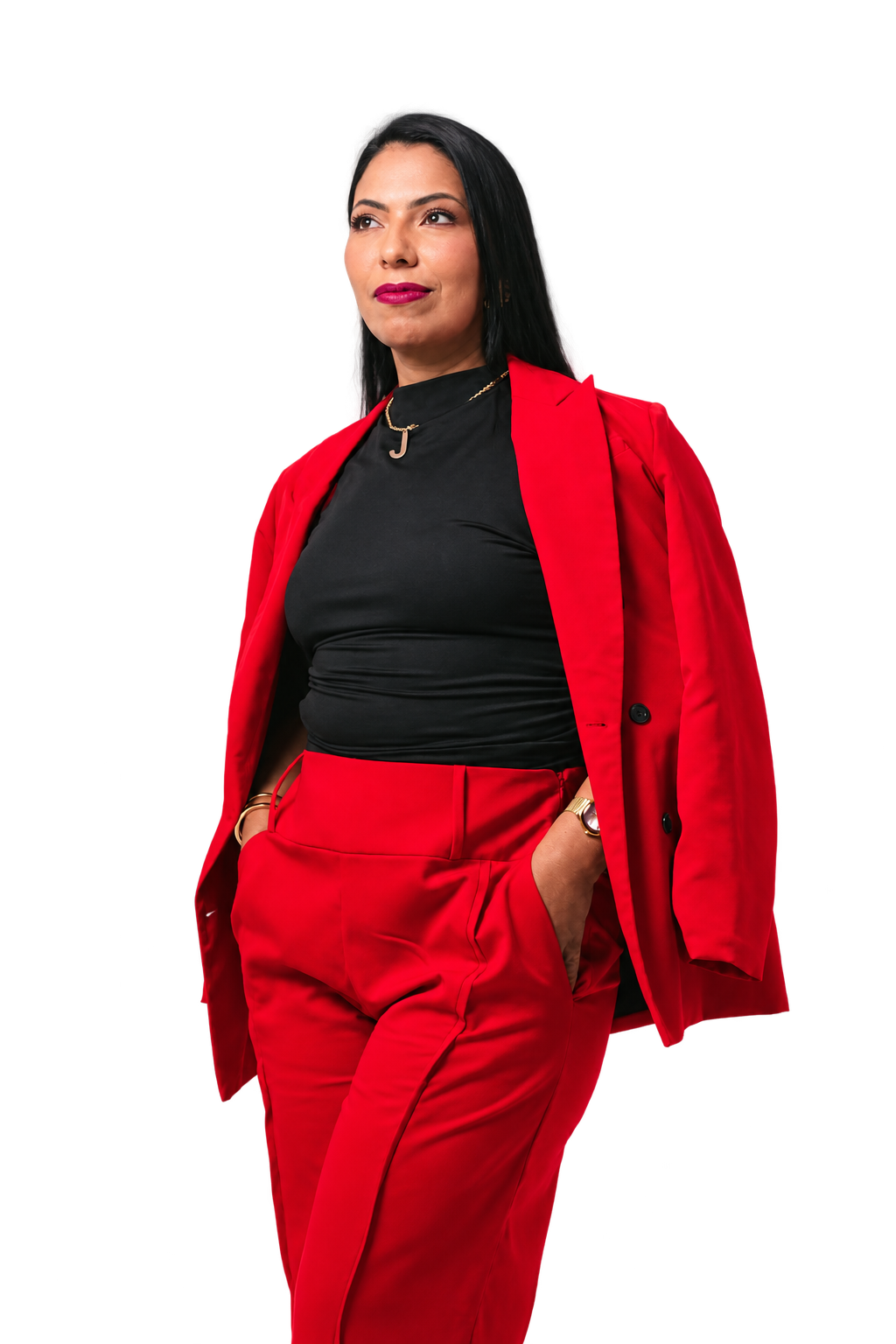 Jamilla Salviano usando um terno vermelho