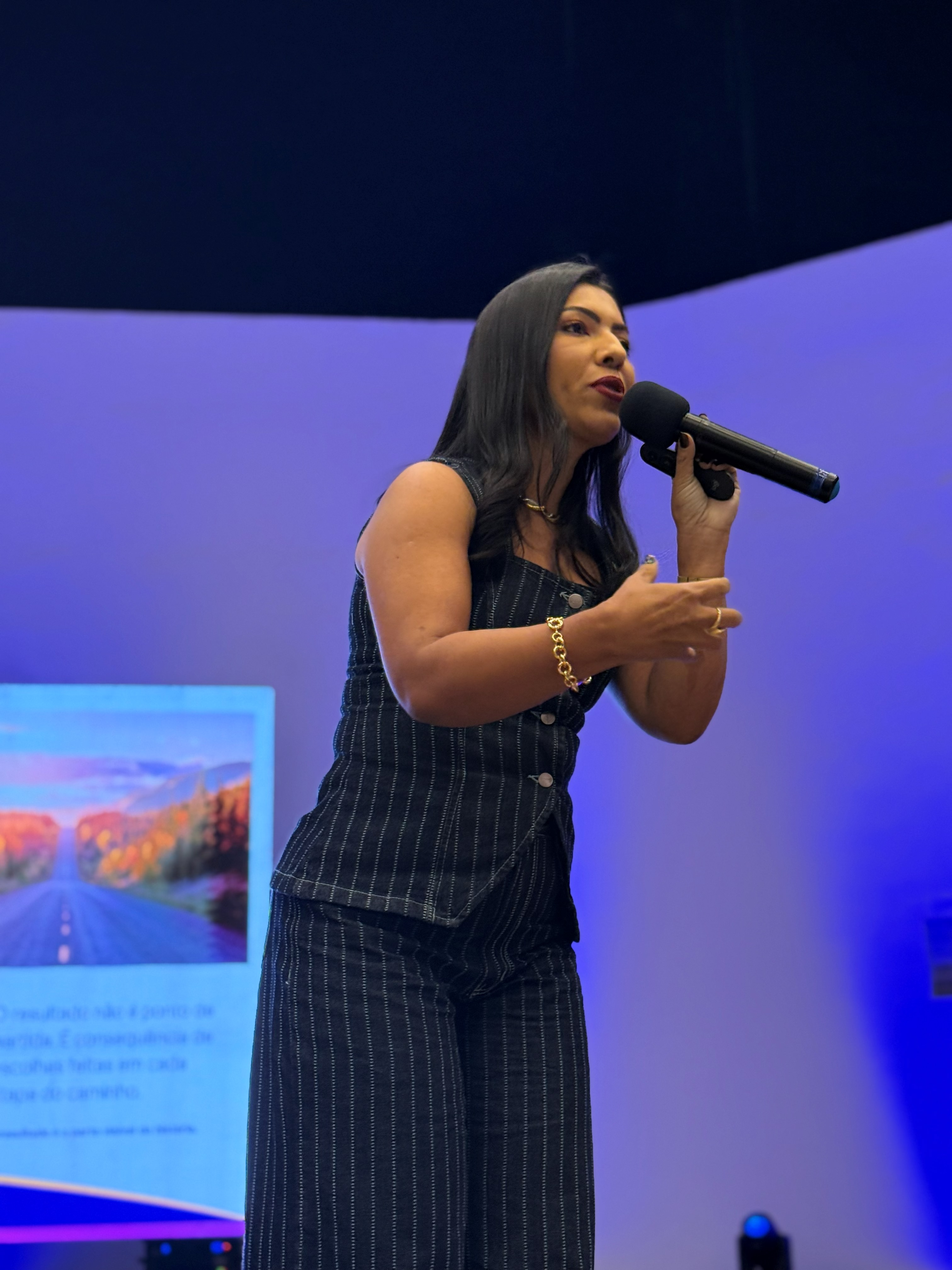 Jamilla Salviano conduzindo uma palestra